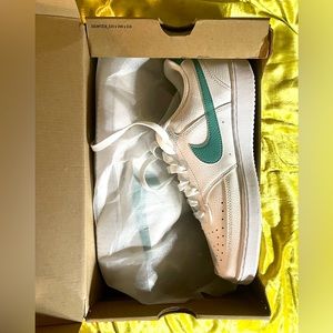 Nike Court Vision Low’s Womens 10 NWT white and teal leather